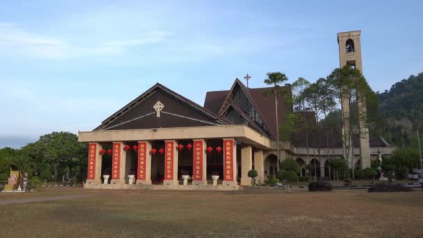 Νέο κτίριο εκκλησία της Αγίας Άννας με κόκκινο κινέζικο νέο έτος δίστιχα. — Αρχείο Βίντεο