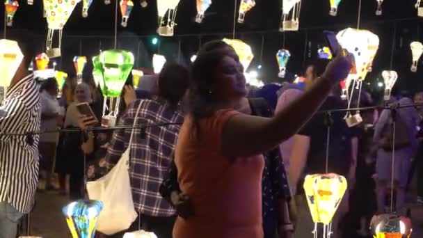 Indyjskie dziewczyny selfie z gorące powietrze balon papier rzemiosło. — Wideo stockowe