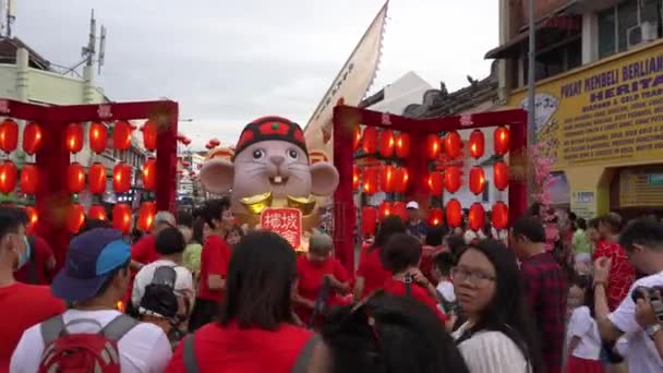 Çinli aile fare heykelinin önünde fotoğraf çekiyor. — Stok video