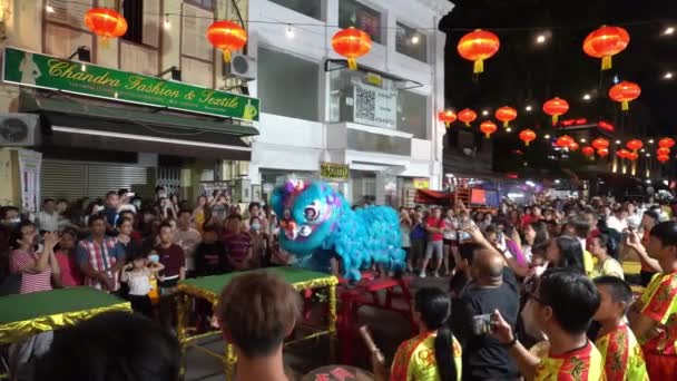 Lion dance optreden op straat versierd met rode lantaarn. — Stockvideo