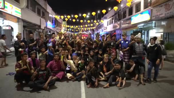 Malays Silat perform cheer at street with background chinese new year lantern — Stock Video