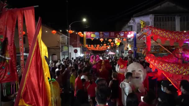 Люди приходят на празднование китайского Нового года, чтобы сфотографироваться с MASCOT. — стоковое видео