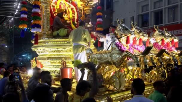 Offering of devotees to gold chariot during Thaipusam. — Stock Video