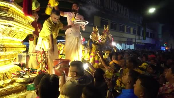 Os devotos hindus de todo o lugar vêm celebrar o festival em Penang — Vídeo de Stock