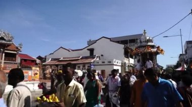 Gümüş araba caddede hareket ediyor..