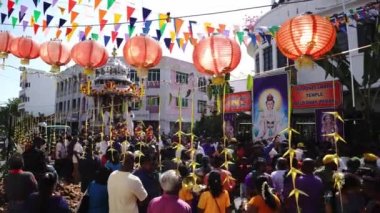 Hindu fanatikler kırmızı Çin feneriyle sokakta toplandılar..