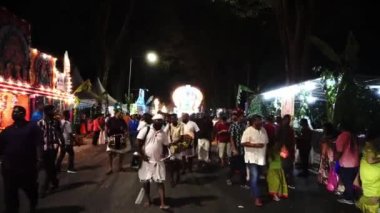 Sokakta davul çalanlar.