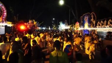 Takipçiler Thaipusam 'da Şükran Pantali' nde Hint bagaj dansı yapıyorlar..