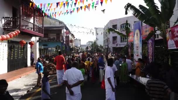 Pomimo strachu COVID-19, wielbiciele hinduizmu świętują festiwal Thaipusam na ulicy. — Wideo stockowe