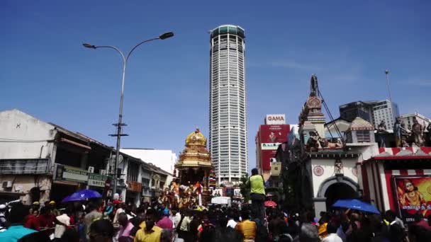 Movimiento de carro de oro pasado por Sri Kamatchi Templo de Ammán. — Vídeos de Stock