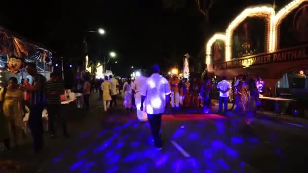 Visita hindú a la calle con Thaneer Panthal con luz colorida — Vídeo de stock