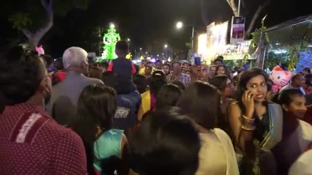 Mulțimi pe stradă în timpul thaipusamului noaptea . — Videoclip de stoc