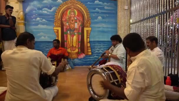 Ινδική τρομπέτα και τύμπανο παίζεται από μουσικό κατά τη διάρκεια Thaipusam Φεστιβάλ — Αρχείο Βίντεο