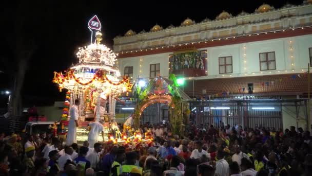 Duizend toegewijden verzamelen zich bij zilveren strijdwagen Nattukkottai Chettiar Temple — Stockvideo