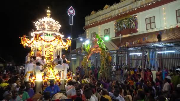 Offerta di devoti di fronte al Tempio Nattukkottai Chettiar — Video Stock