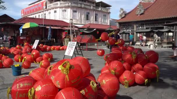 Los trabajadores mantienen la linterna roja para la próxima celebración del año nuevo chino. — Vídeo de stock