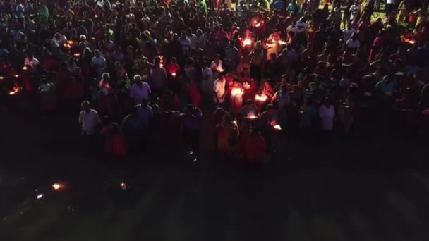 Küstenwasser leuchtet hell erleuchtete Schwimmer — Stockvideo