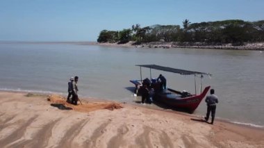 Balıkçılar sıcak güneşli bir günde tekneyi temizlerler..