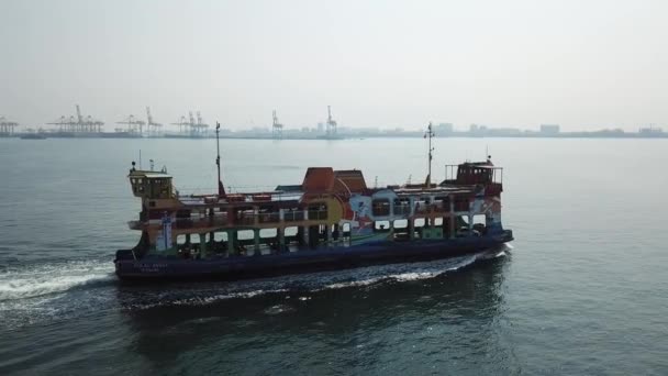 Ferry Penang con menos movimiento peatonal y vehicular en el mar. — Vídeo de stock