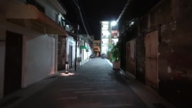 Ermeni Caddesi 'nin yakınındaki ara sokağı gece görüşü