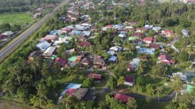 Demiryolunun yanındaki Hava Malay köyü.