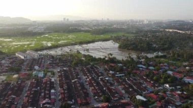 Kırsal kesimin yakınındaki hava manzaralı yerleşim alanı