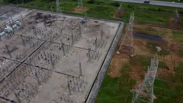 Электростанция с видом с воздуха в сельской местности — стоковое видео
