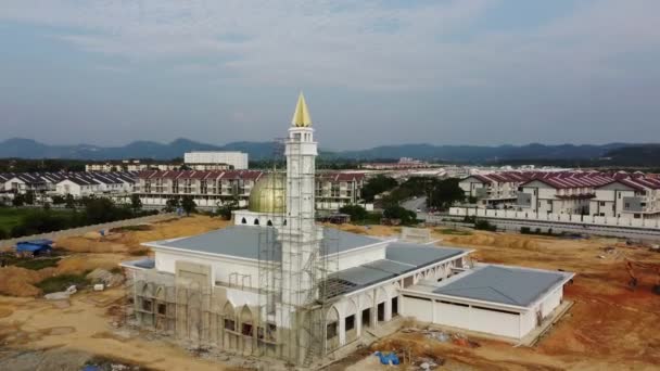 Moskee minaret en koepel in aanbouw — Stockvideo