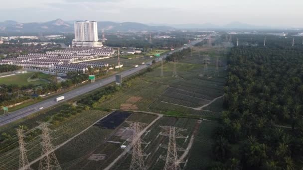 Pilão elétrico ao lado da estrada e plantação — Vídeo de Stock