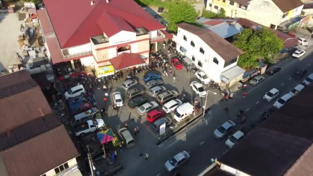 Asia mañana mercado húmedo con el tráfico de coches — Vídeos de Stock