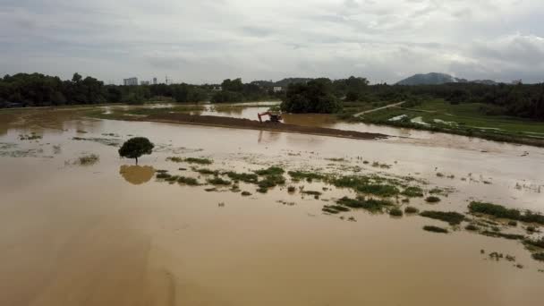 Escavadora Vista Aérea Perto Projeto Que Alarga Rio Durante Inundação — Vídeo de Stock