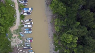 Havadan aşağıya bakan balıkçı tekneleri nehir kenarındaki mangrov ormanlarına park ediyor..