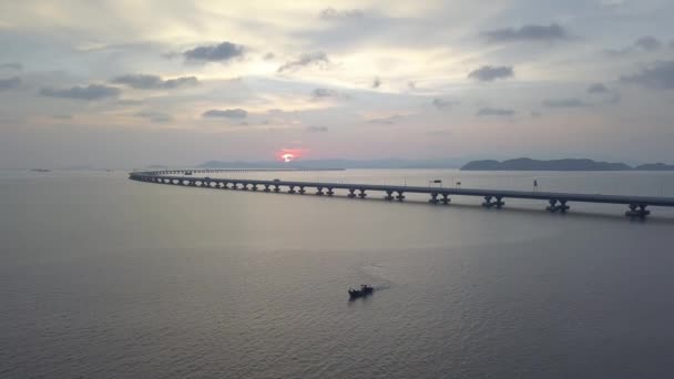 Penang Denizi Nde Tekneler Hareket Eder Penang Köprüsü Nde Günbatımı — Stok video