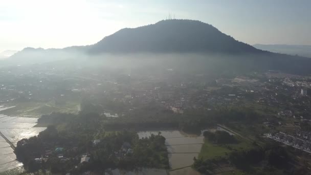 Vista Aérea Volar Sobre Pueblo Malayo Brumoso Bajo Colina Bukit — Vídeos de Stock