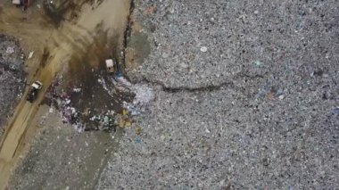 Hava aracı, çöpü çöp sahasına taşıyın.