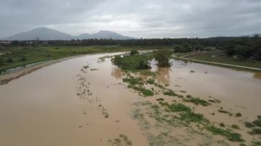 Nehir suyu karaya akar ve sele neden olur..