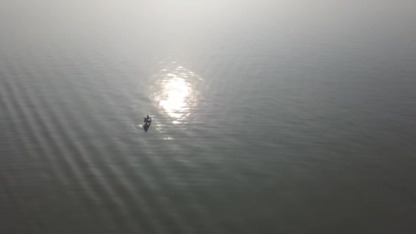 Fiskebåten Fångar Fisk Reflektion Solen Sjön — Stockvideo