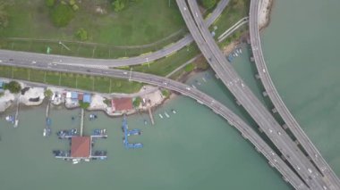 Penang Köprüsü, Batu Uban 'da deniz kenarında hava manzaralı yoğun trafik kavşağı..