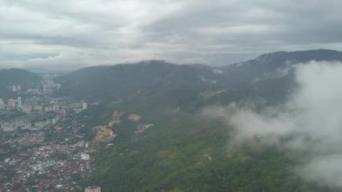 Kek Lok Si tapınağı sabah bulutunda tepenin yamacında..