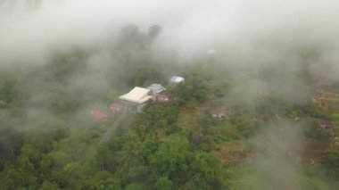 Penang Tepesi hava manzaralı. Deniz bulutu sabahında çiftliğin yanındaki merkez istasyon..