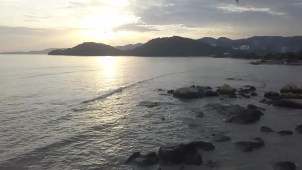 マレーシア ペナン州Permatang Damar Lautの海岸近くの岩の石で日没 — ストック動画