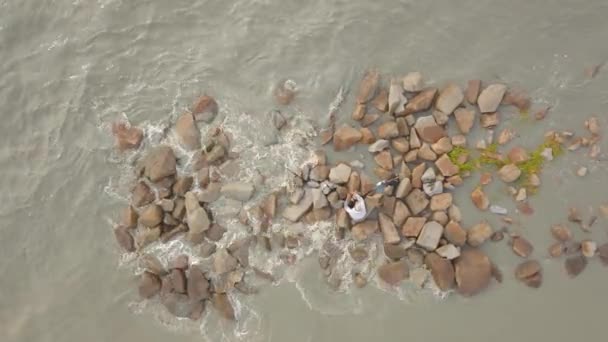 Arriba Hacia Abajo Vista Pescador Sentarse Roca Cerca Del Mar — Vídeos de Stock