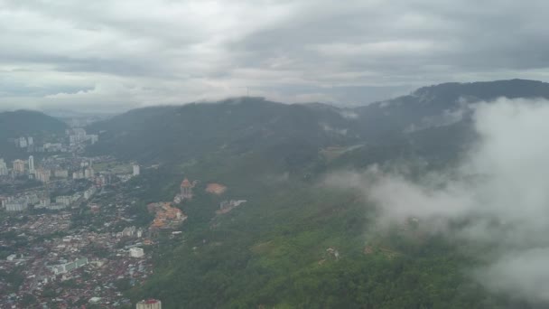 Kek Lok Si神殿座落在晨云的山坡上 — 图库视频影像