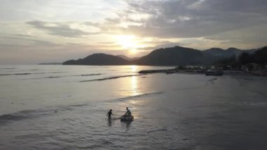 Permatang Damar Laut, Penang 'da havadan gören balıkçılar ağı temizliyor..