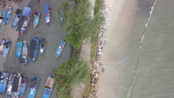 Vista Aérea Arriba Hacia Abajo Barco Pesca Protegido Ola Sungai — Vídeo de stock