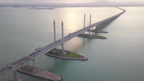 Penang Köprüsü Nde Havadan Çekilen Araba Trafiği Görülüyor Güzel Gün — Stok video