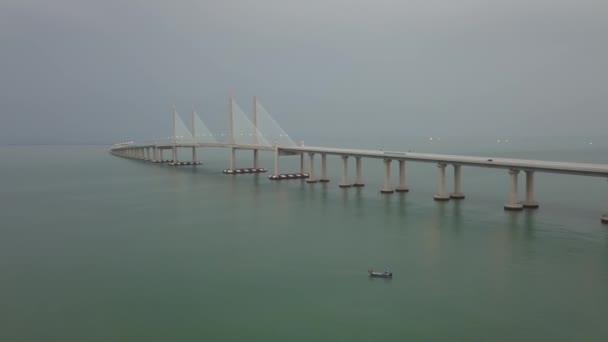 Vista Aérea Pescador Captura Peces Cerca Penang Segundo Puente — Vídeo de stock