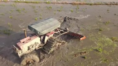 Traktör sürme hareketini yakından takip et.