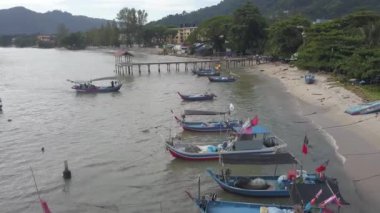 Bir balıkçı teknesi Sungai Batu, Penang 'a geliyor..