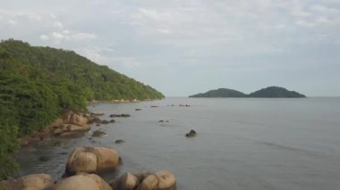 Akşam Permatang Damar Laut 'taki doğal kaya manzarası.